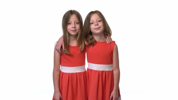 Dua Gadis Kembar Tersenyum Pra Remaja Mengenakan Gaun Pesta Merah — Stok Video