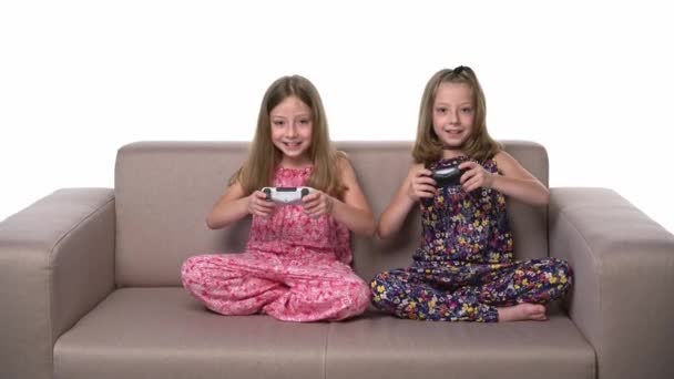 Δύο Χαρούμενα Προ Έφηβα Δίδυμα Κορίτσια Που Παίζουν Βιντεοπαιχνίδι Joystick — Αρχείο Βίντεο