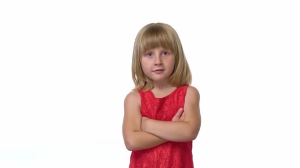 Ντροπαλό Κοριτσάκι Στέκεται Σταυρωμένα Χέρια Κοιτάζοντας Κάμερα Λευκό Φόντο — Αρχείο Βίντεο