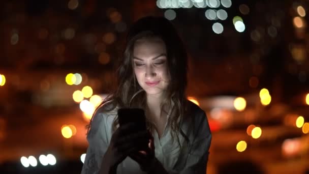 Beautiful Woman Using Smart Phone Night Cityscape Background Street Lights — 비디오