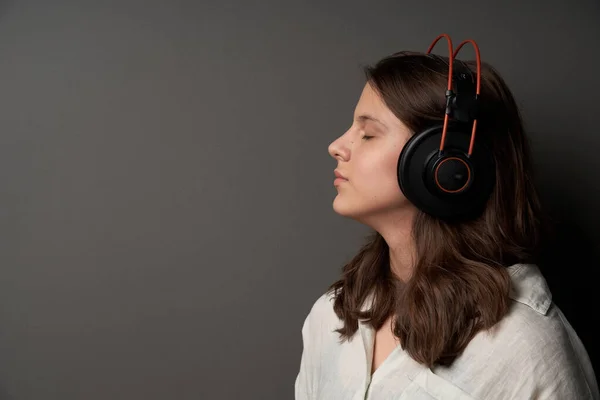 Closeup Profile Portrait Calm Natural Girl Wearing Headphones Listening Enjoying Zdjęcie Stockowe