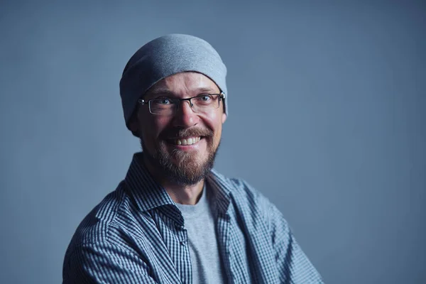 Cheerful Casual Man Hat Wearing Glasses Smiling Camera Dark Background — Stockfoto