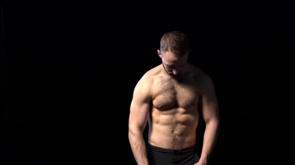 Muskulöser Hemdloser Mann Der Mit Brustmuskeln Spielt Auf Schwarzem Hintergrund — Stockvideo
