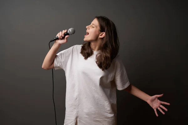 Емоційна Молода Дівчина Співає Мікрофоні — стокове фото