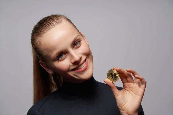 Crypto Investor Closeup Young Smiling Female Holding Crypto Coin Symbol — Stock Photo, Image