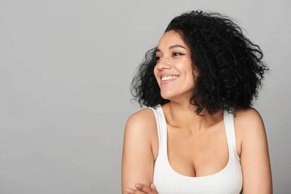Happy Tersenyum Gadis Ras Campuran Melihat Samping Kosong Salinan Ruang — Stok Foto
