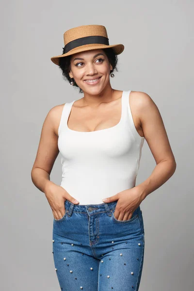 Happy Ras Campuran African American Wanita Kaukasia Dalam Celana Jeans — Stok Foto