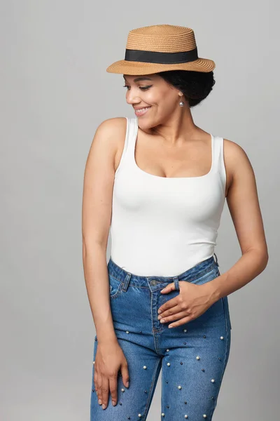 Gelukkig Gemengd Ras Afrikaans Amerikaanse Kaukasische Vrouw Jeans Witte Tank — Stockfoto