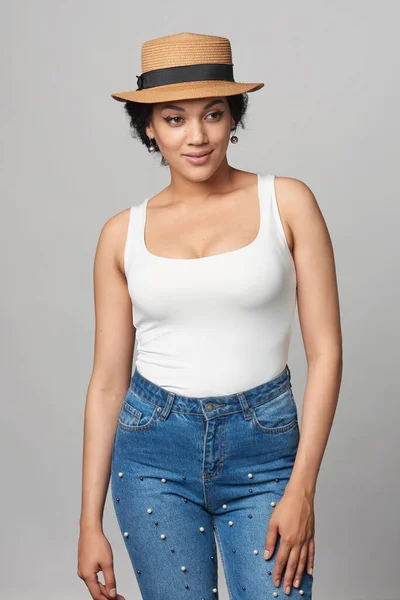 Ontspannen Casual Gemengde Ras Afrikaans Amerikaanse Kaukasische Vrouw Jeans Witte — Stockfoto