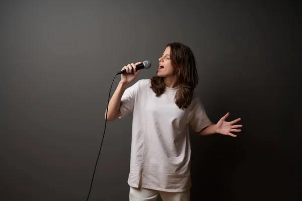 감정적 여자가 마이크로 노래하고 스튜디오 — 스톡 사진