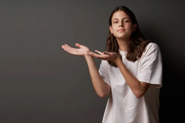 Menina Adolescente Casual Mostrando Espaço Branco Cópia Fundo Escuro — Fotografia de Stock