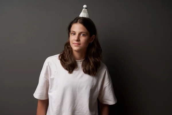 Tenang Gadis Remaja Berdiri Wiht Bulu Tangkis Shuttlecock Kepalanya — Stok Foto