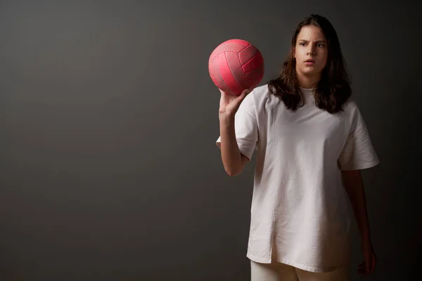 Gadis Remaja Serius Berdiri Dengan Bola Basket Latar Belakang Gelap — Stok Foto