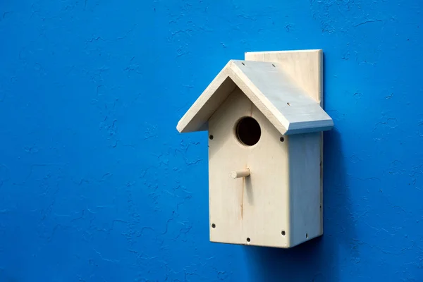 Parlak Mavi Arkaplanda Ahşap Yapımı Kuş Evi Kopyalama Alanı — Stok fotoğraf