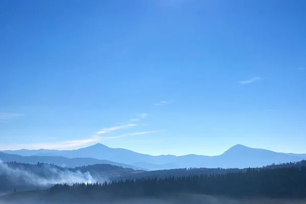 Pemandangan Jauh Punggung Gunung Dalam Kabut Dengan Langit Cerah Musim — Stok Foto
