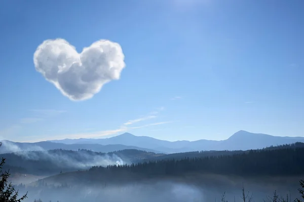 Távoli Kilátás Hegygerincen Egy Köd Fényes Tiszta Felhő Alakú Szív — Stock Fotó