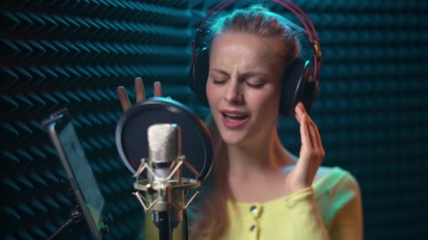 Singendes Mädchen Tonstudio Mit Mikrofon Über Akustischem Absorber Panel Hintergrund — Stockvideo