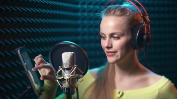 Mädchen Aufnahmestudio Mit Digitalem Tablet Für Text Oder Notizen Über — Stockvideo