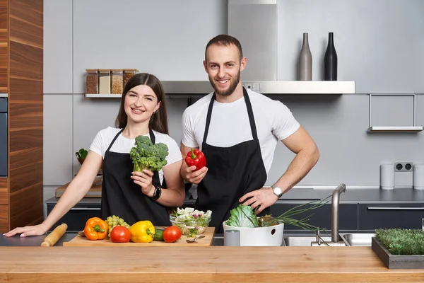 Pasangan Muda Coocking Salad Dapur Modern Melihat Kamera Tersenyum — Stok Foto