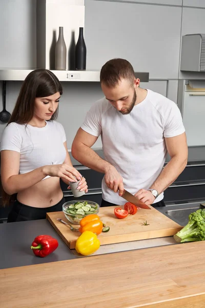 一对年轻夫妇在现代厨房里吃鸡汤色拉 — 图库照片#