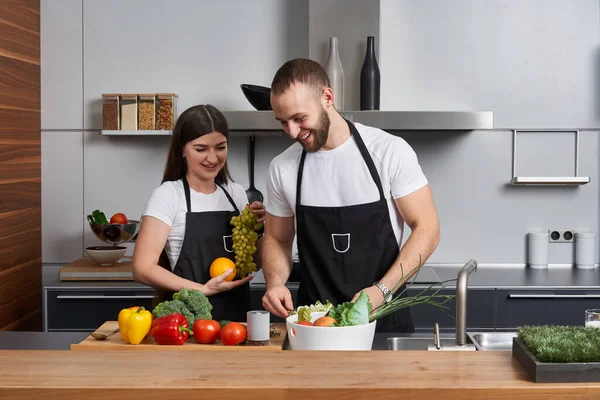 Young Couple Coocking Salad Modern Kitchen — Stock Photo, Image