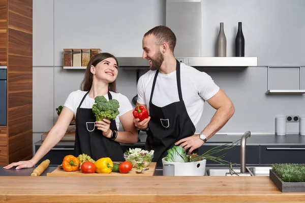 Fiatal Pár Salátát Főz Modern Konyhában Boldogan Nézünk Egymásra — Stock Fotó