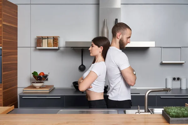 Pasangan Muda Yang Serius Terkonsentrasi Dapur Modern Berdiri Kembali Belakang — Stok Foto