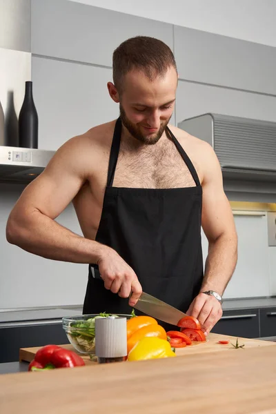 Pria Berotot Tanpa Kaos Mengenakan Celemek Koki Memasak Salad Dapur — Stok Foto