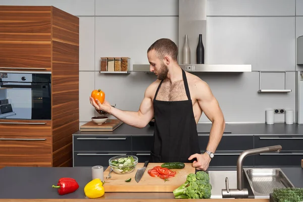 Pria Berotot Bersporty Mengiklankan Makanan Sehat Sayuran Yang Menunjukkan Muskulnya — Stok Foto