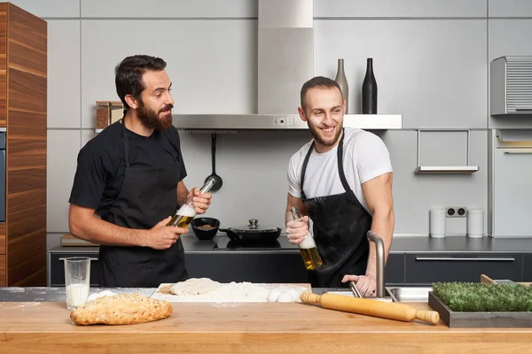 Dua Teman Bersenang Senang Membuat Roti Atau Pizza Dan Minum — Stok Foto