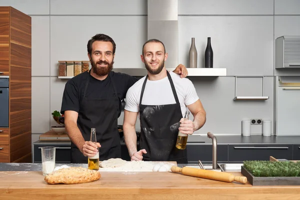 Två Vänner Har Kul Att Göra Bröd Eller Pizza Och — Stockfoto