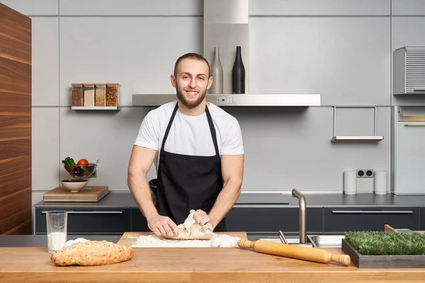 Muž Kuchařské Zástěře Hnětení Těsta Vaření Chleba Moderní Kuchyni — Stock fotografie