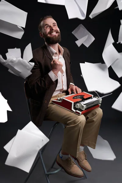 Jubilant Pisarz Maszyną Pisania Kolanach Triumfujący Sukces Białe Kartki Papieru — Zdjęcie stockowe
