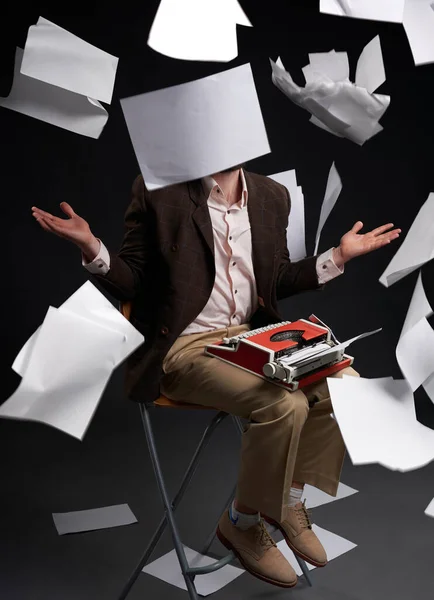 Writer Typewriter His Knees Catching Sheets Paper White Sheets Paper — Stock Photo, Image