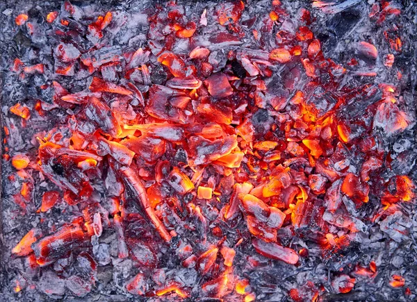 从火堆中看到炽热的红色煤块 — 图库照片#