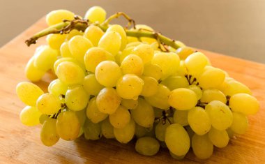 Ahşap masa üzerinde taze olgun üzüm