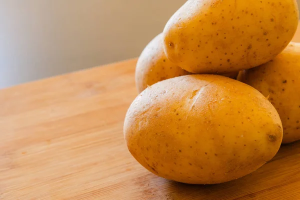Kartoffelbündel Hautnah Auf Holzbrett — Stockfoto