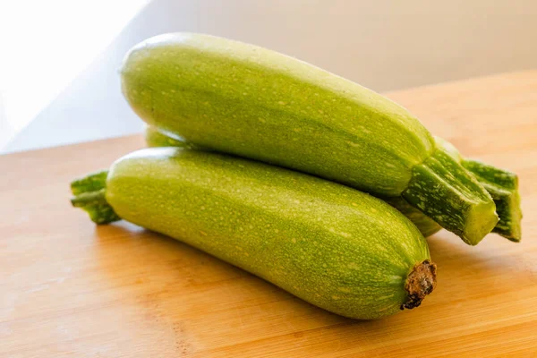 Frische Grüne Zucchini Auf Einem Hölzernen Hintergrund — Stockfoto