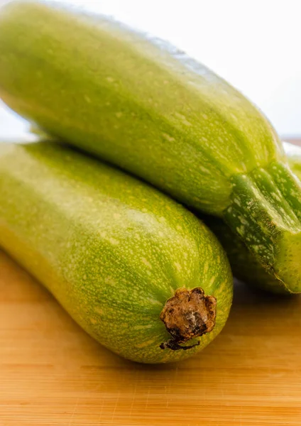 Frische Grüne Zucchini Auf Einem Hölzernen Hintergrund — Stockfoto