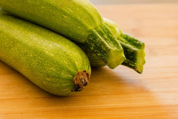 Frische Grüne Zucchini Auf Holzgrund — Stockfoto