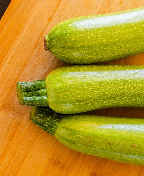 Zucchine Verdi Fresche Fondo Legno — Foto Stock