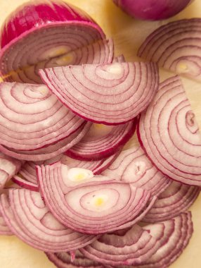 Beyaz tahtada kırmızı soğan kes