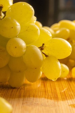 Tahtaya yakın beyaz üzüm.