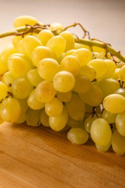 Tahtaya yakın beyaz üzüm.