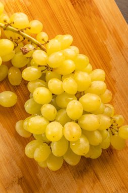 Tahtaya yakın beyaz üzüm.