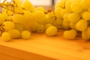 Tahtaya yakın beyaz üzüm.