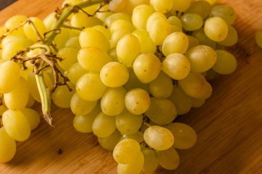 Tahtaya yakın beyaz üzüm.