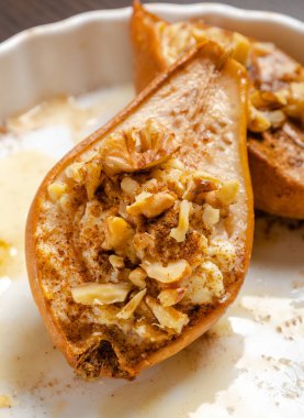 Peynirli armut ve bal ve ceviz.