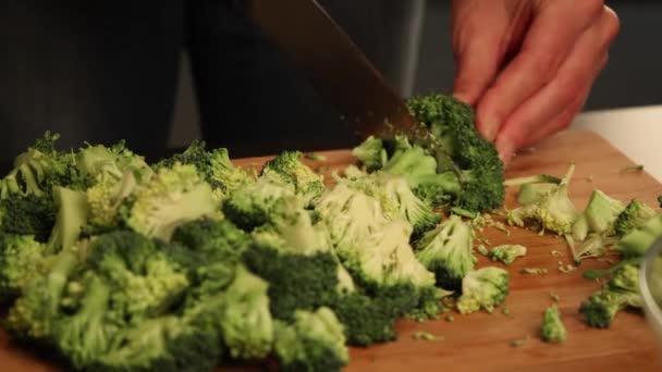 Žena Ruce Řezání Brokolice Zblízka Dřevěné Desce Doma — Stock video