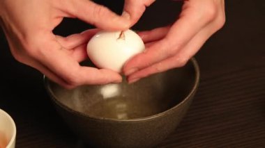 Yumurta boyunduruğunu yumurta beyazından ayıran kadın ellerini kapat.